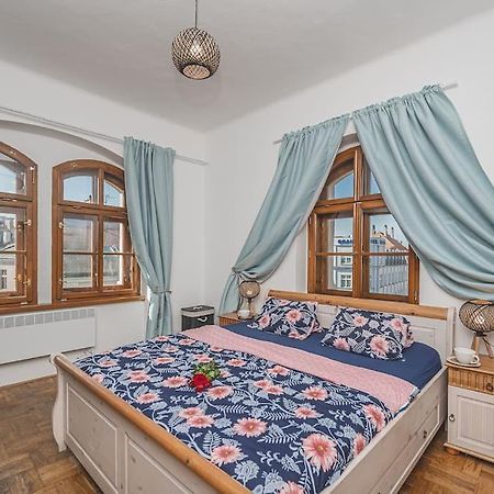Carolina'S Romantic Apartment Hradec Kralove Ngoại thất bức ảnh