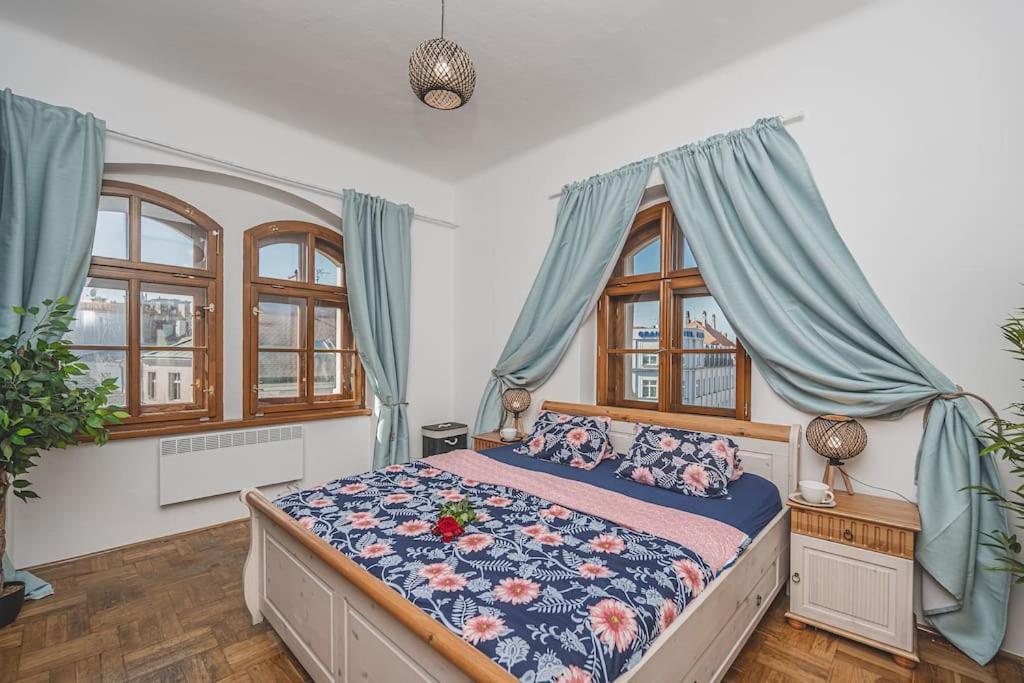 Carolina'S Romantic Apartment Hradec Kralove Ngoại thất bức ảnh