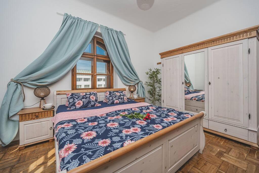 Carolina'S Romantic Apartment Hradec Kralove Ngoại thất bức ảnh